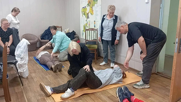 Специалисты АНО СПО ММК провели для сотрудников АО «Гатчинское» практикум по оказанию первой помощи
