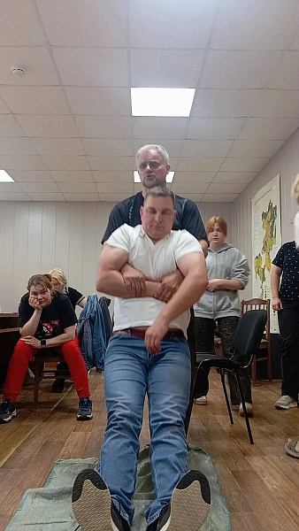 Специалисты АНО СПО ММК провели для сотрудников АО «Гатчинское» практикум по оказанию первой помощи